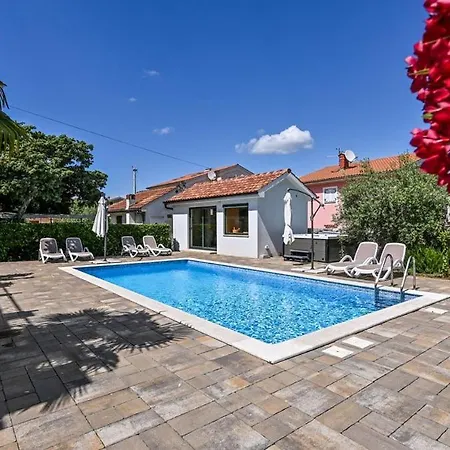 Modern Christian With Pool, Sauna, And Jacuzzi, 10 Min Walk From The *