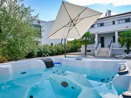 Vila Modern Christian With Pool, Sauna, And Jacuzzi, 10 Min Walk From The