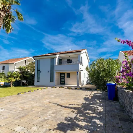 Modern Christian With Pool, Sauna, And Jacuzzi, 10 Min Walk From The *