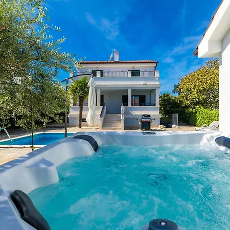 Modern Christian With Pool, Sauna, And Jacuzzi, 10 Min Walk From The * Malinska