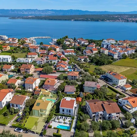 Modern Christian With Pool, Sauna, And Jacuzzi, 10 Min Walk From The Villa