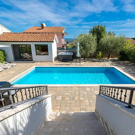 Modern Christian With Pool, Sauna, And Jacuzzi, 10 Min Walk From The Villa Malinska