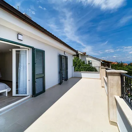 Modern Christian With Pool, Sauna, And Jacuzzi, 10 Min Walk From The Malinska