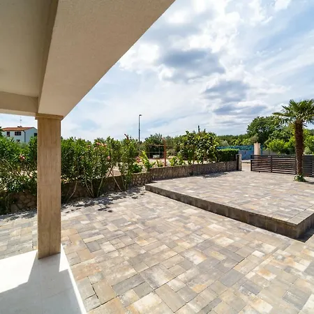 Modern Christian With Pool, Sauna, And Jacuzzi, 10 Min Walk From The Vila *