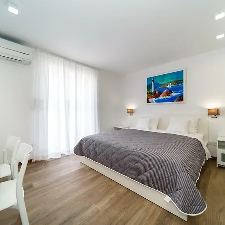 Modern Christian With Pool, Sauna, And Jacuzzi, 10 Min Walk From The Villa *