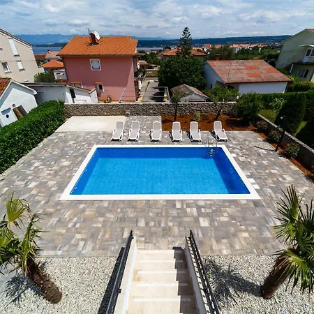Modern Christian With Pool, Sauna, And Jacuzzi, 10 Min Walk From The *