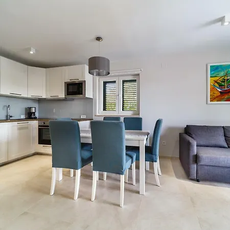 Villa Modern Christian With Pool, Sauna, And Jacuzzi, 10 Min Walk From The *