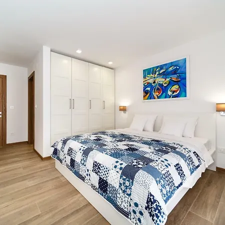 Modern Christian With Pool, Sauna, And Jacuzzi, 10 Min Walk From The Villa Malinska