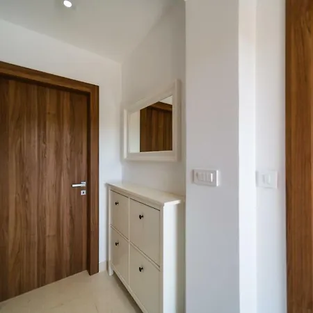 Modern Christian With Pool, Sauna, And Jacuzzi, 10 Min Walk From The Villa Malinska