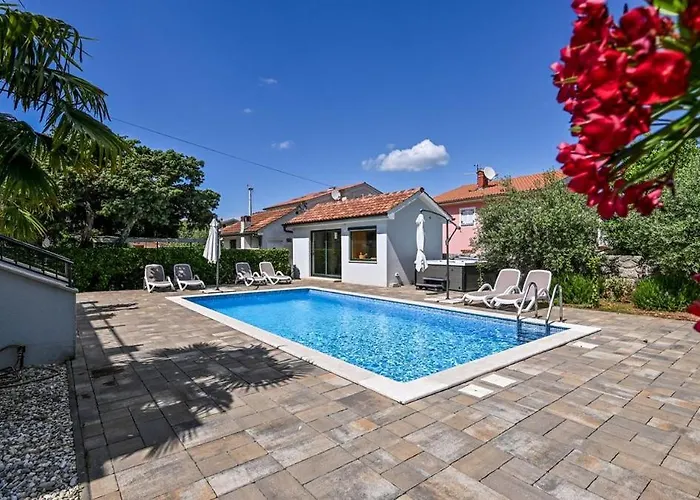 Modern Christian With Pool, Sauna, And Jacuzzi, 10 Min Walk From The *