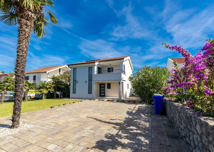 Modern Christian With Pool, Sauna, And Jacuzzi, 10 Min Walk From The *