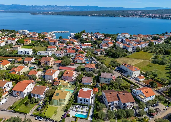 Modern Christian With Pool, Sauna, And Jacuzzi, 10 Min Walk From The Villa