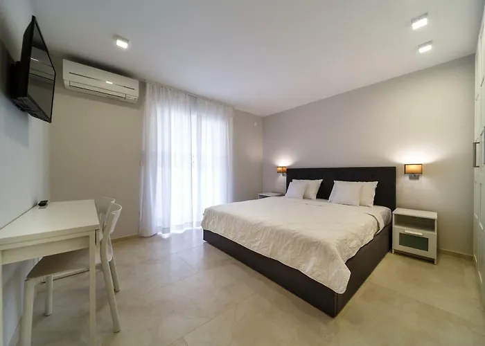 Modern Christian With Pool, Sauna, And Jacuzzi, 10 Min Walk From The Villa