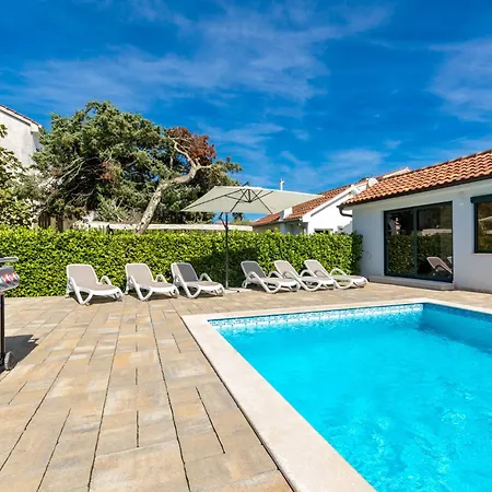 Modern Christian With Pool, Sauna, And Jacuzzi, 10 Min Walk From The