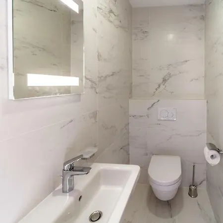 빌라 Modern Christian With Pool, Sauna, And Jacuzzi, 10 Min Walk From The *