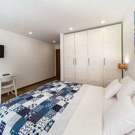 빌라 Modern Christian With Pool, Sauna, And Jacuzzi, 10 Min Walk From The *