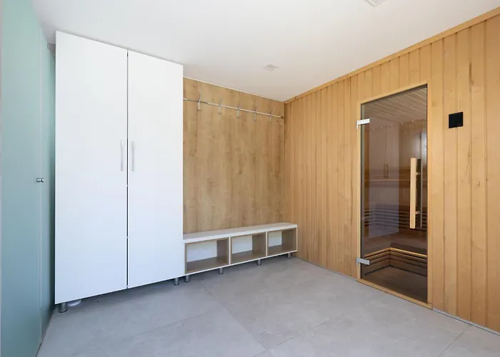 Vila Modern Christian With Pool, Sauna, And Jacuzzi, 10 Min Walk From The *