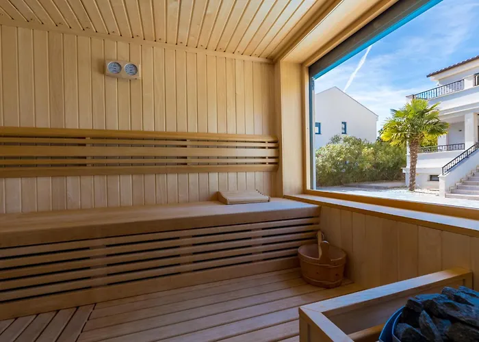 Modern Christian With Pool, Sauna, And Jacuzzi, 10 Min Walk From The Vila Malinska