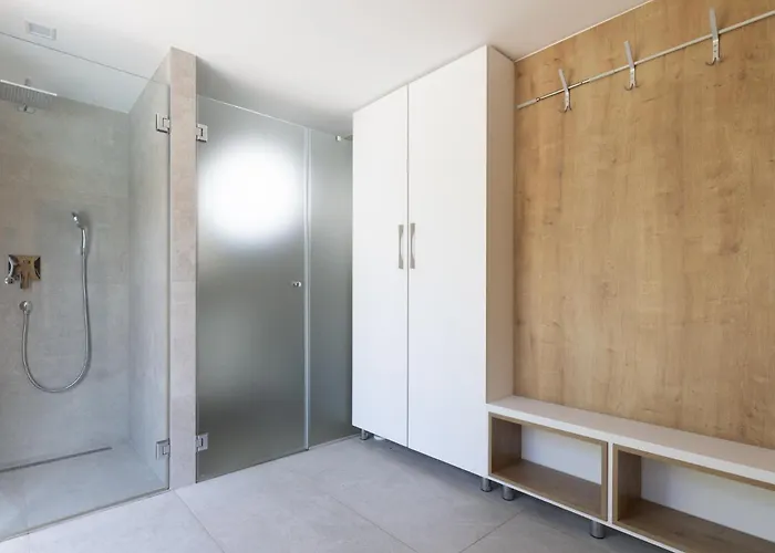Vila Modern Christian With Pool, Sauna, And Jacuzzi, 10 Min Walk From The Malinska