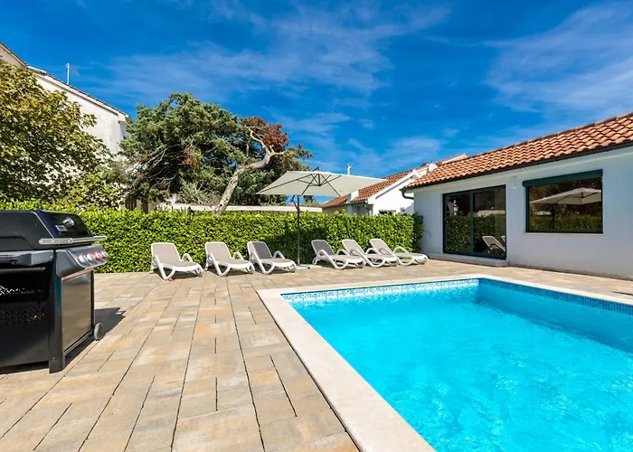 Modern Christian With Pool, Sauna, And Jacuzzi, 10 Min Walk From The