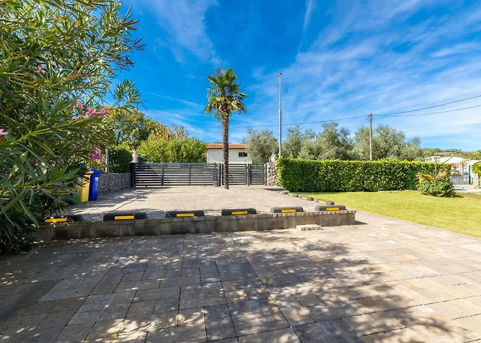 Vila Modern Christian With Pool, Sauna, And Jacuzzi, 10 Min Walk From The
