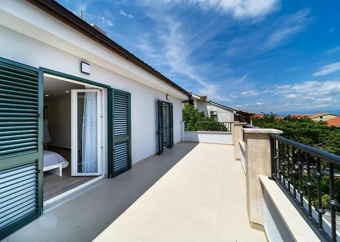 Modern Christian With Pool, Sauna, And Jacuzzi, 10 Min Walk From The Malinska