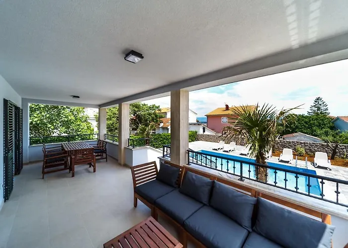 Modern Christian With Pool, Sauna, And Jacuzzi, 10 Min Walk From The Vila