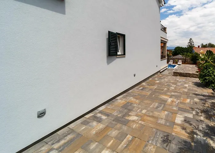 Modern Christian With Pool, Sauna, And Jacuzzi, 10 Min Walk From The