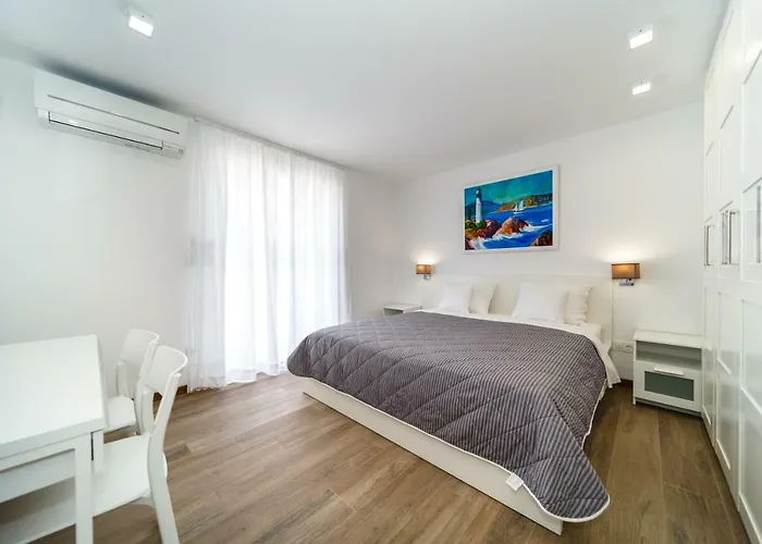Modern Christian With Pool, Sauna, And Jacuzzi, 10 Min Walk From The Vila *