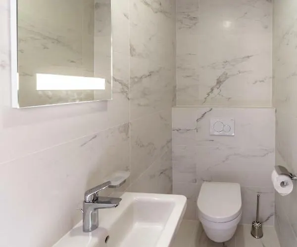 Vila Modern Christian With Pool, Sauna, And Jacuzzi, 10 Min Walk From The *