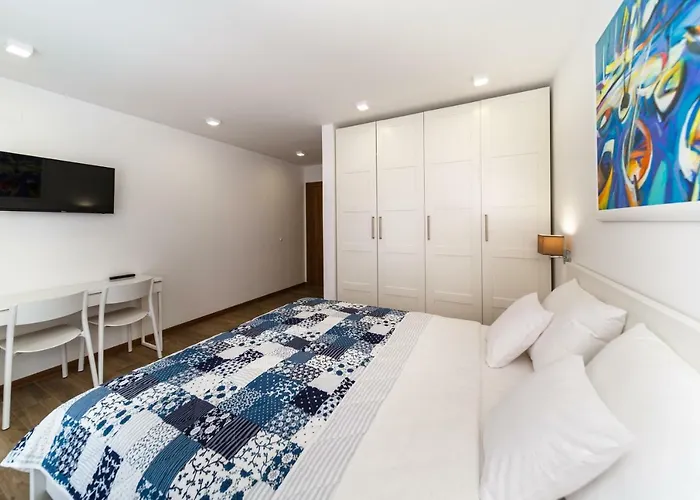 Vila Modern Christian With Pool, Sauna, And Jacuzzi, 10 Min Walk From The *