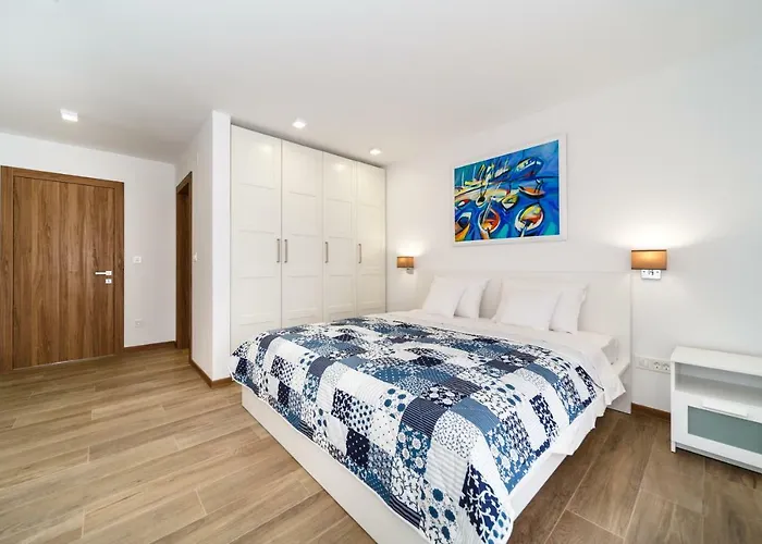 Modern Christian With Pool, Sauna, And Jacuzzi, 10 Min Walk From The Vila Malinska