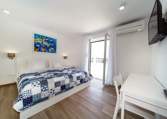 Vila Modern Christian With Pool, Sauna, And Jacuzzi, 10 Min Walk From The