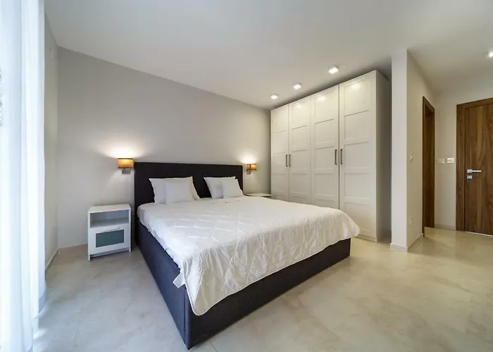 Modern Christian With Pool, Sauna, And Jacuzzi, 10 Min Walk From The Vila