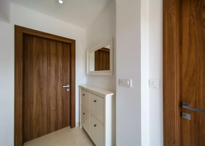 Modern Christian With Pool, Sauna, And Jacuzzi, 10 Min Walk From The Vila Malinska