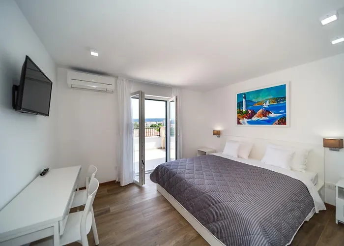 Modern Christian With Pool, Sauna, And Jacuzzi, 10 Min Walk From The Vila Malinska