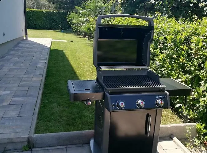 Modern Christian With Pool, Sauna, And Jacuzzi, 10 Min Walk From The Vila