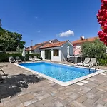 Modern Christian With Pool, Sauna, And Jacuzzi, 10 Min Walk From The *