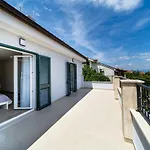 Modern Christian With Pool, Sauna, And Jacuzzi, 10 Min Walk From The マリンスカ