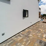 Modern Christian With Pool, Sauna, And Jacuzzi, 10 Min Walk From The