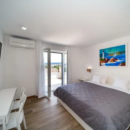 Modern Christian With Pool, Sauna, And Jacuzzi, 10 Min Walk From The Villa Malinska