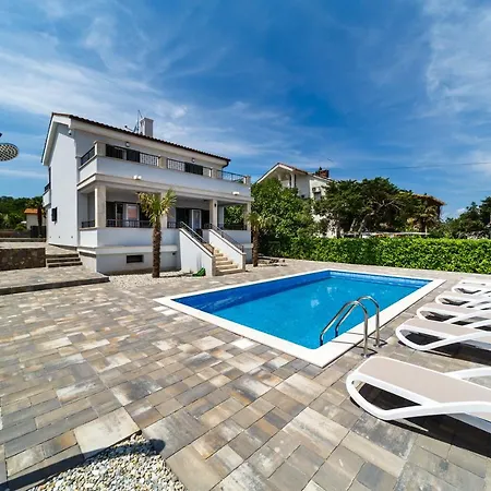 Modern Christian With Pool, Sauna, And Jacuzzi, 10 Min Walk From The Villa Malinska