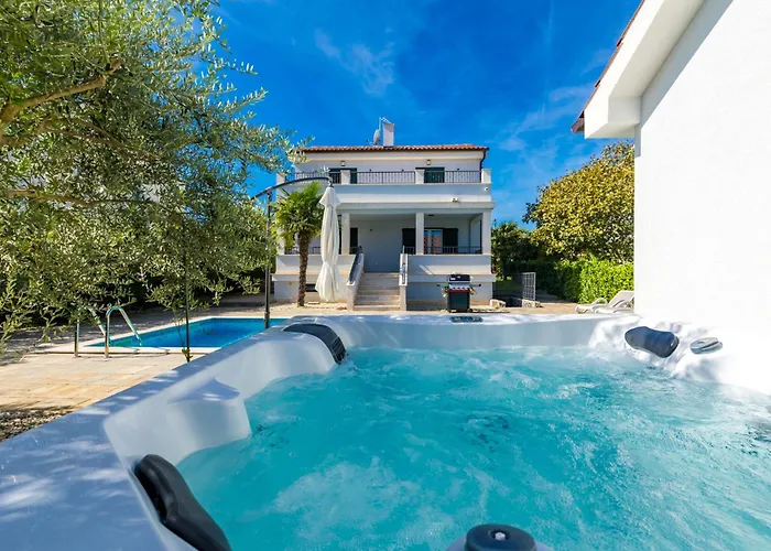 Modern Christian With Pool, Sauna, And Jacuzzi, 10 Min Walk From The * Malinska