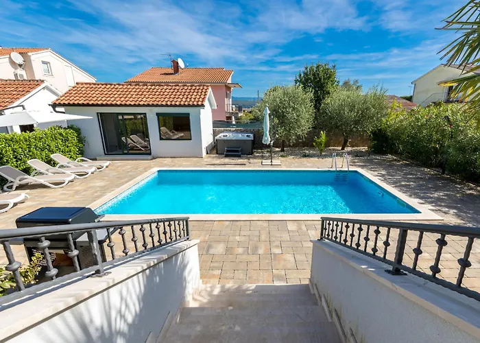 Modern Christian With Pool, Sauna, And Jacuzzi, 10 Min Walk From The Villa Malinska