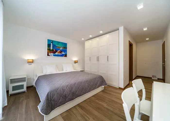 Modern Christian With Pool, Sauna, And Jacuzzi, 10 Min Walk From The Villa *